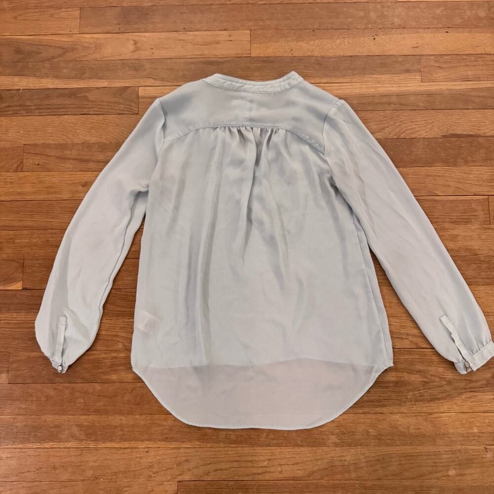 HD in Paris light blue V-neck asymmetrical long sleeve blouse size 0
b37